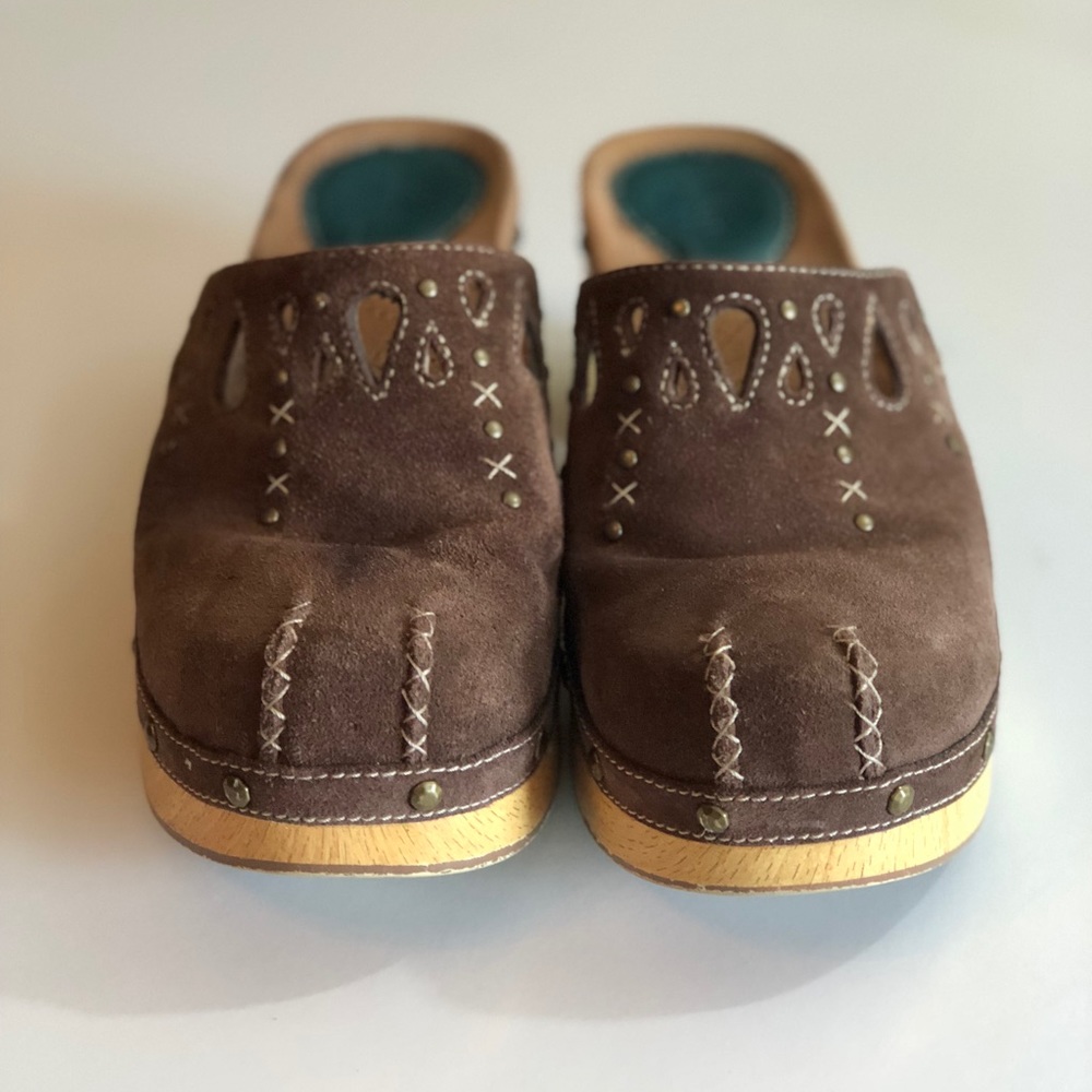 Indigo by Clark’s brown suede leather clogs